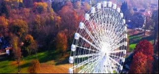 Panoramski pogled na park i Panorama točak u Vrnjačkoj Banji
